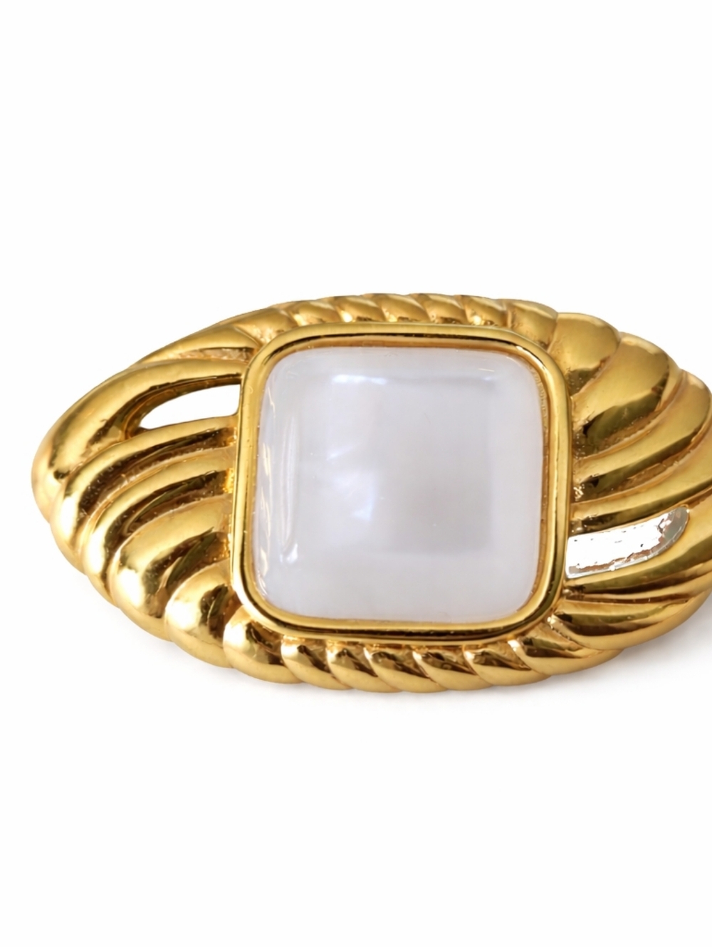 Vintage Monet Gold Tone Jewelry Set – Necklace, Earrings & Brooch - Picture 3 of 6